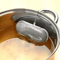 Gewürzsieb / Kräutersieb zum Kochen – mit Kette und Haken