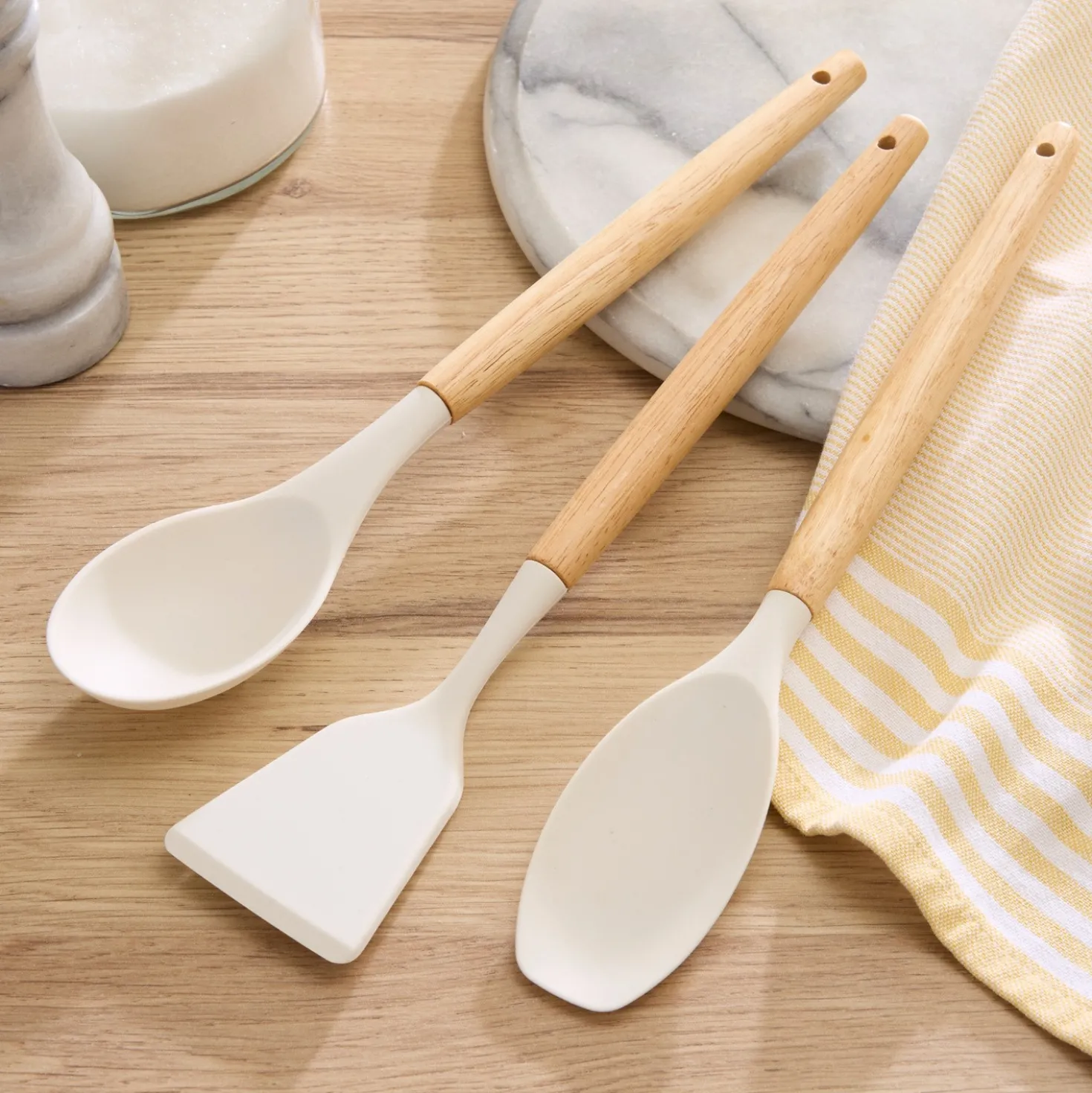 Küchenutensilien mit Buchenholzgriff