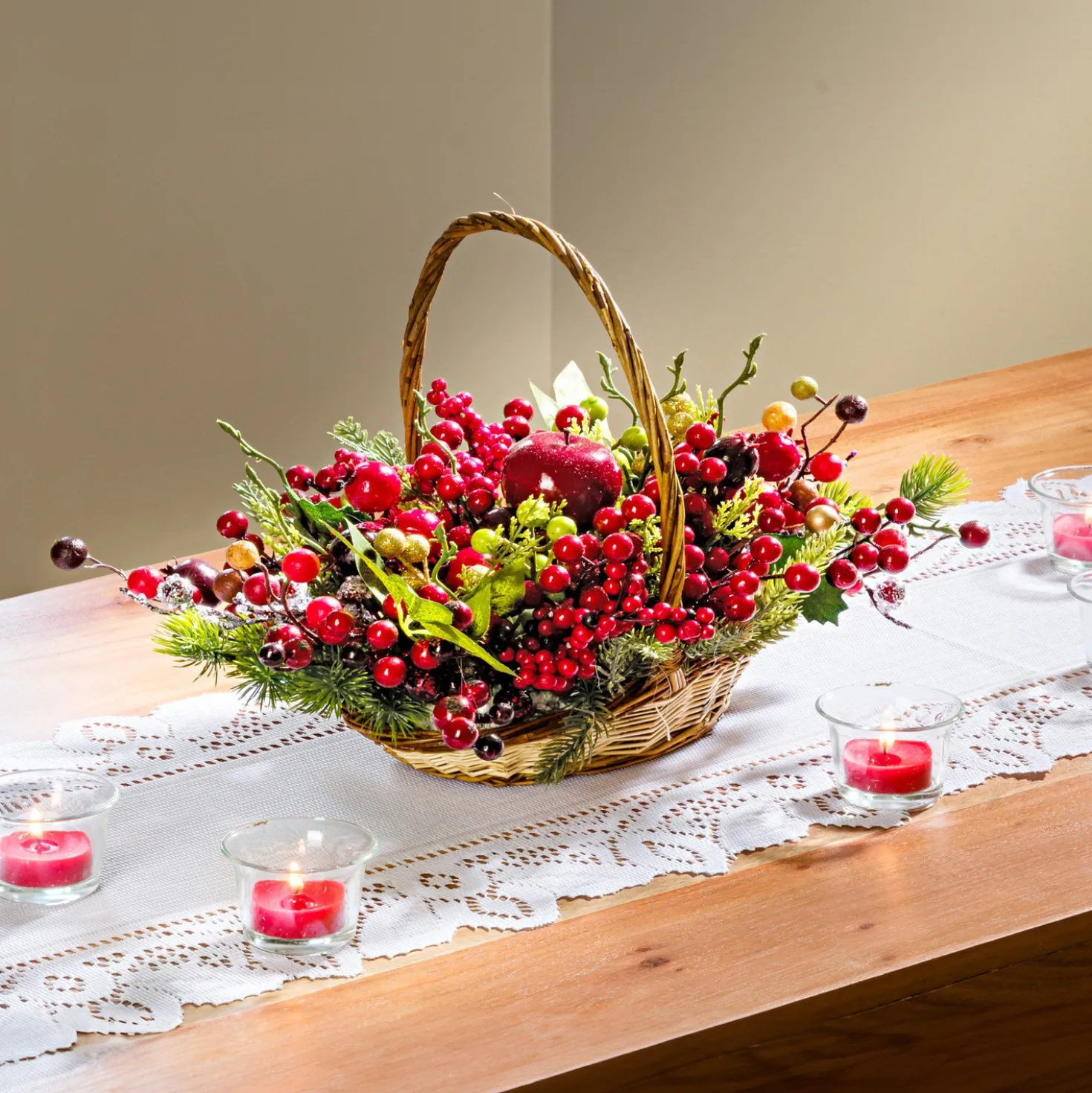 Kunstblumen-Gesteck "Beeren" im Rattankorb